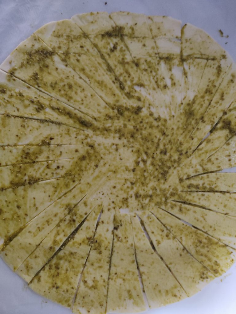 Bladerdeeg zonnebloem met pesto in 10 minuten