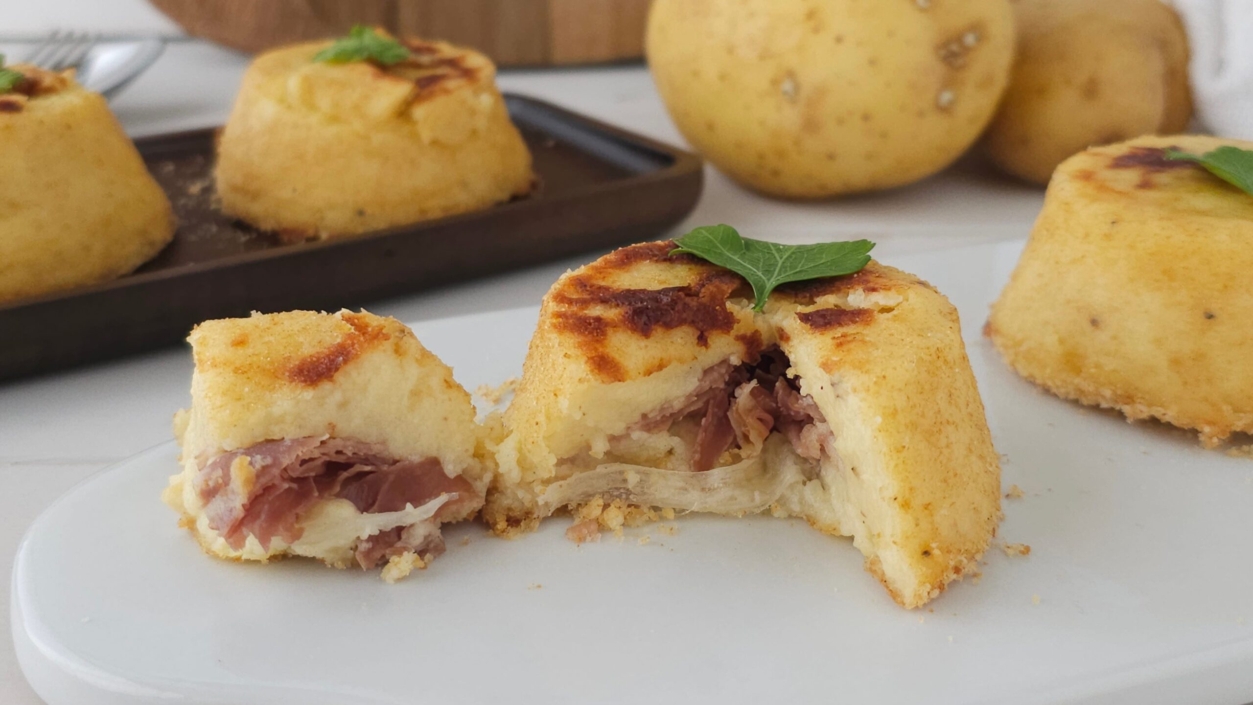 Aardappeltaartje met rauwe ham en smeltende mozzarella