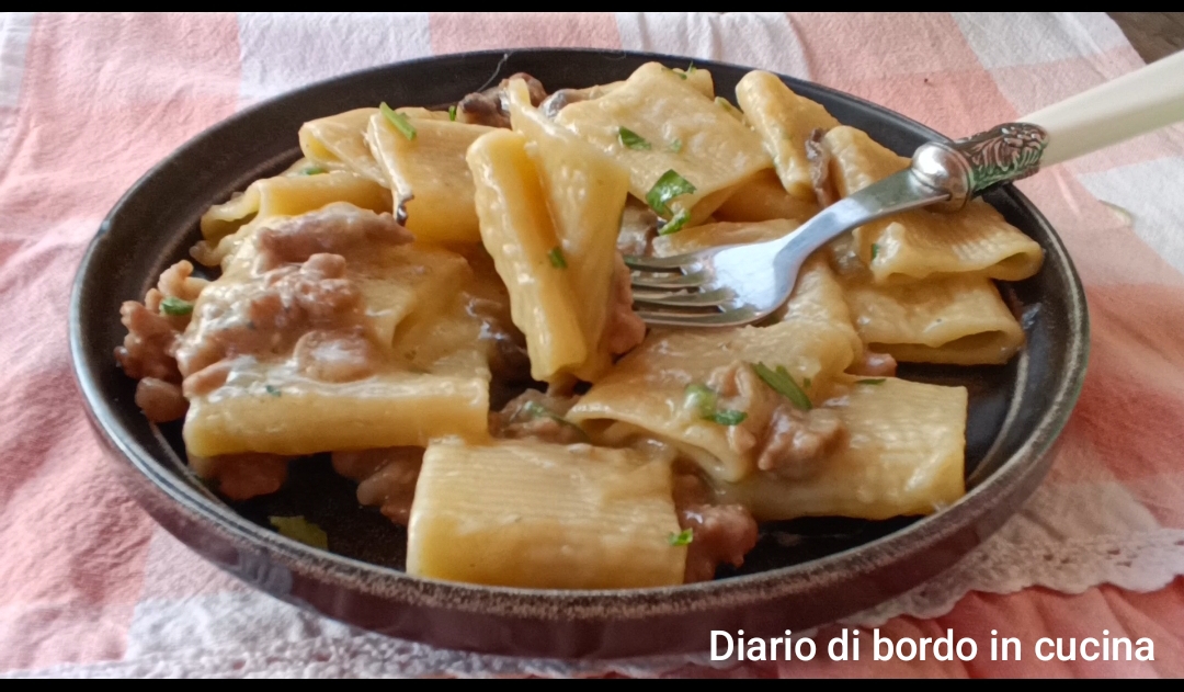 Paccheri met aardappelcrème, worst en champignons