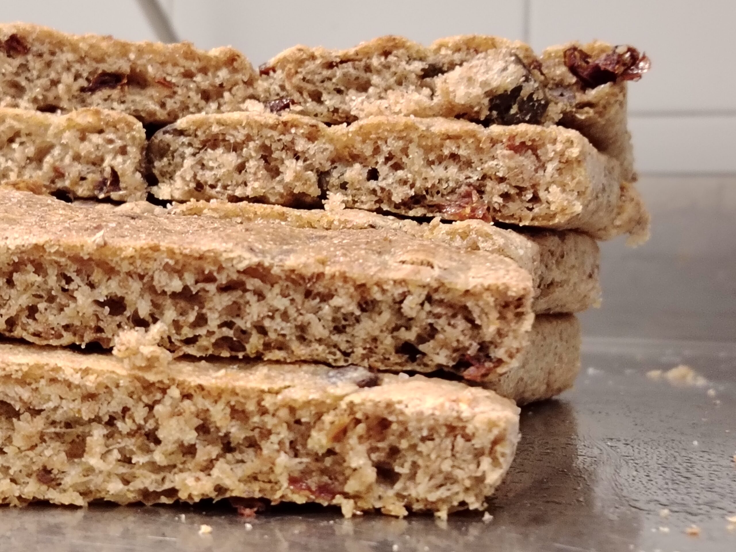 Volkoren focaccia met olijven en zongedroogde tomaten