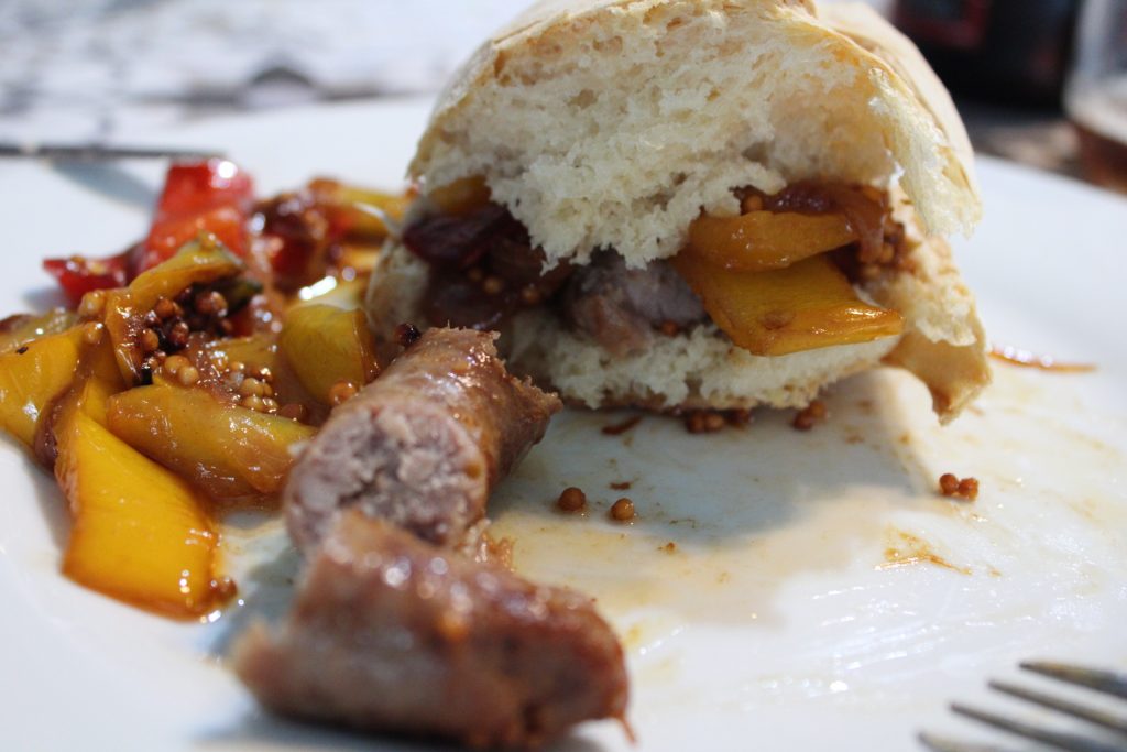 Broodje met paprika's en worst