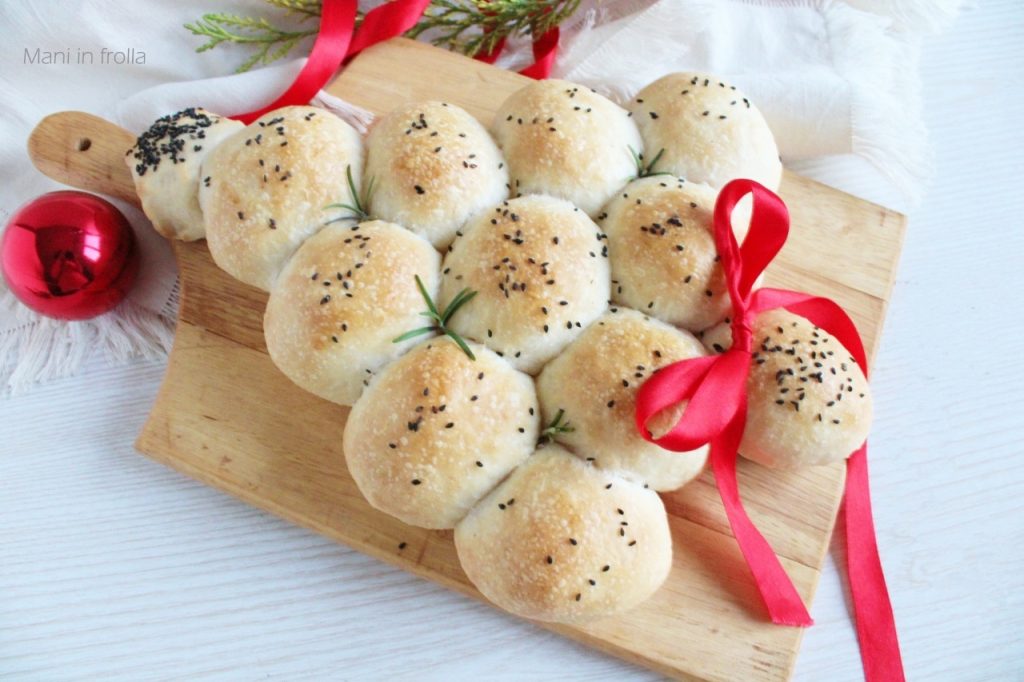 de Kerstboom van gevulde broodjes