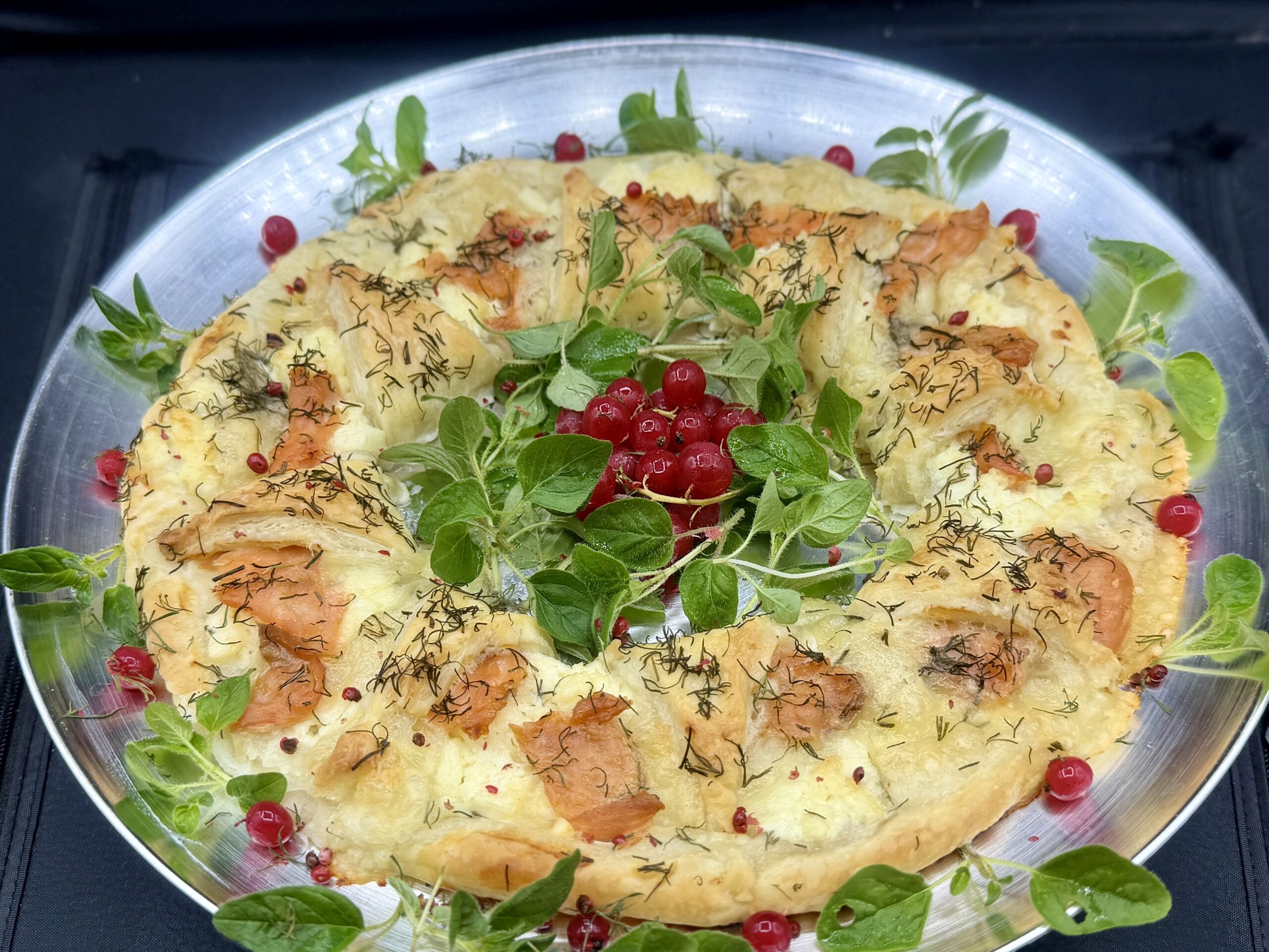 Hartige kerstkrans van bladerdeeg met zalm en feta