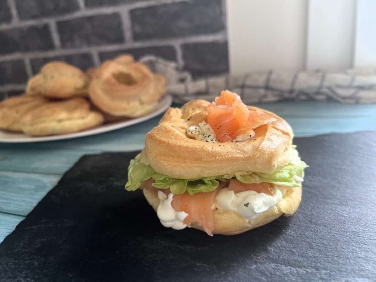 Fris en kleurrijk voorgerecht, indrukwekkend om te zien! De hartige soesjes van pâte à choux.