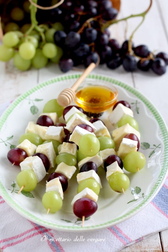 Spiesjes van druiven, brie en honing