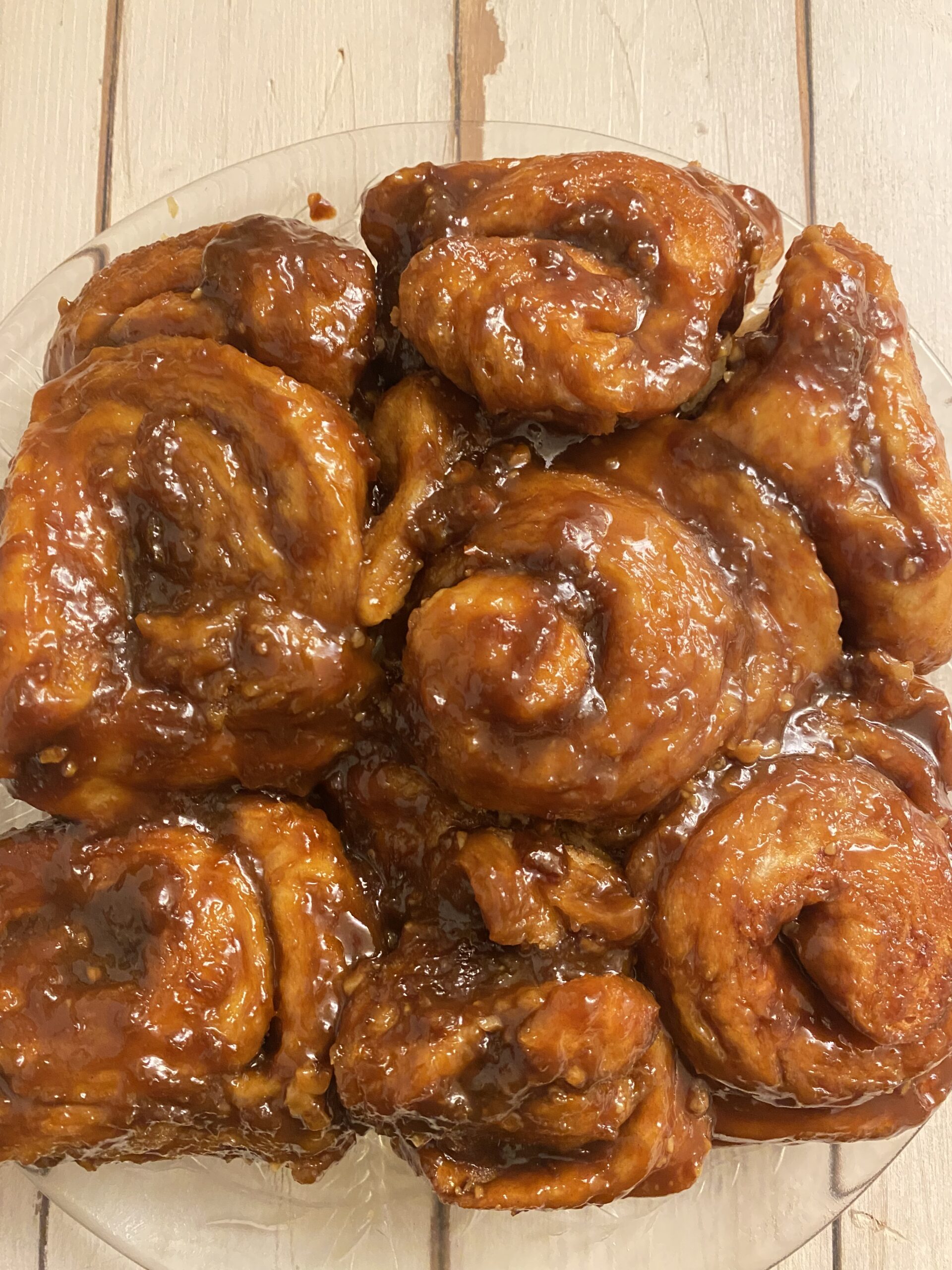 Karamel Kaneelbroodjes met room en sinaasappelmarmelade