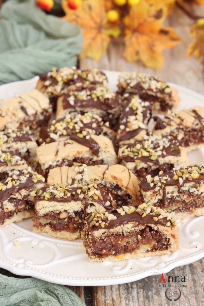 Rustieke koekjes opgerold met gedroogde vijgen en amandelen