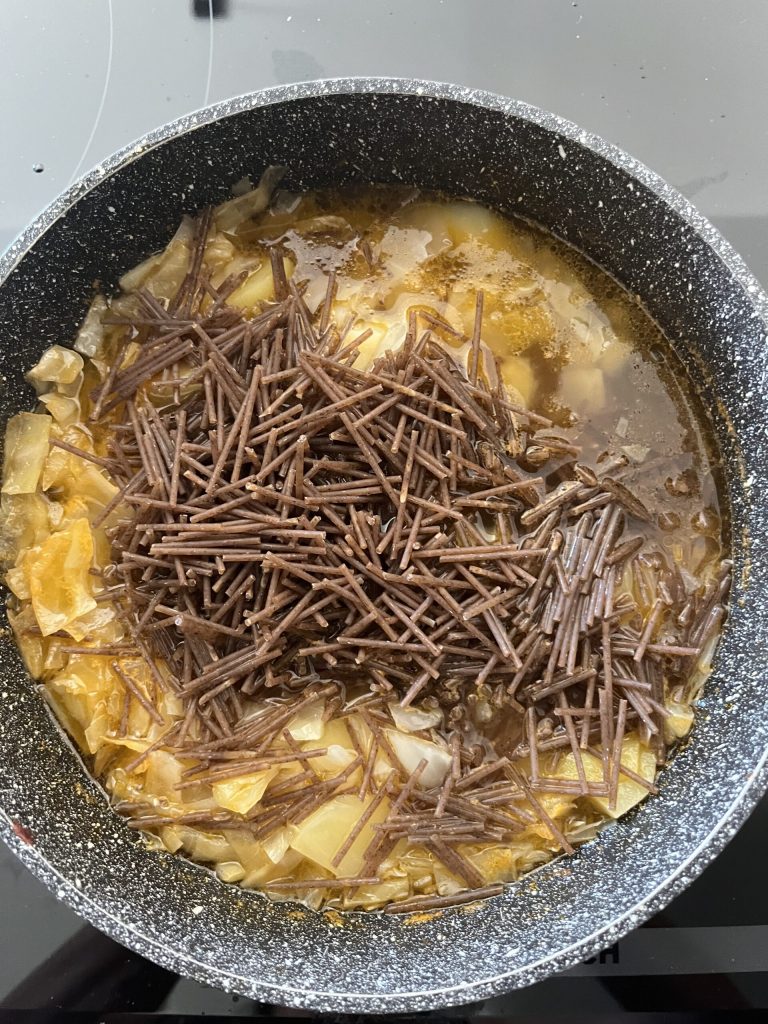 Koolsoep met boekweitpasta