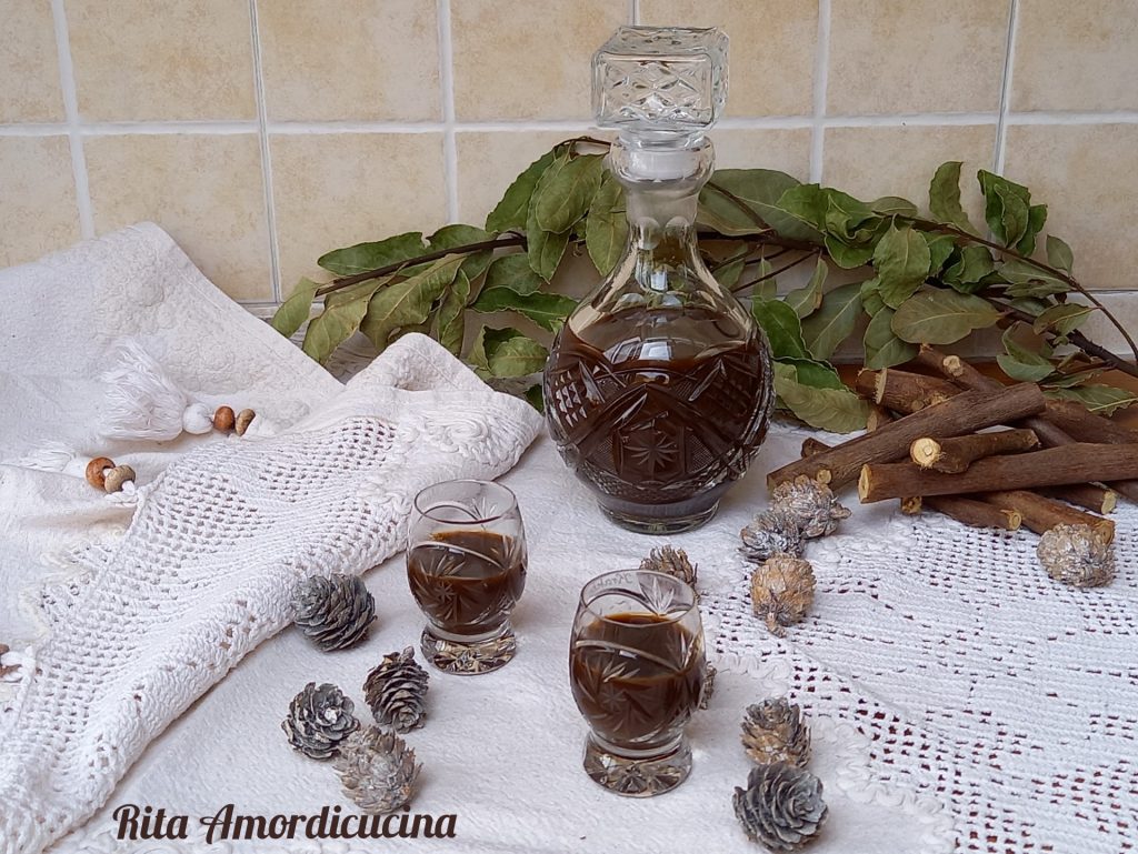 Uitstekende likeur die ook als digestief dient, vandaag presenteer ik het in de varianten die mijn familie kent, met koffie of oranjebloesem, naast de talrijke kruiden en de onmisbare Nebrodi-noten, dus voor mij lokaal. De Nebrodi-noten zijn een voedingsmiddel dat cholesterol verlaagt en dankzij de overvloedige aanwezigheid van omega 3-vetzuren en een hoog gehalte aan antioxidanten helpen ze kanker te voorkomen en bestrijden ze vroegtijdige veroudering.