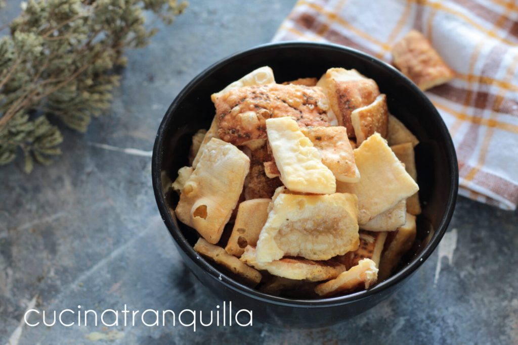 Knapperige chips met Parmigiano korsten in de airfryer