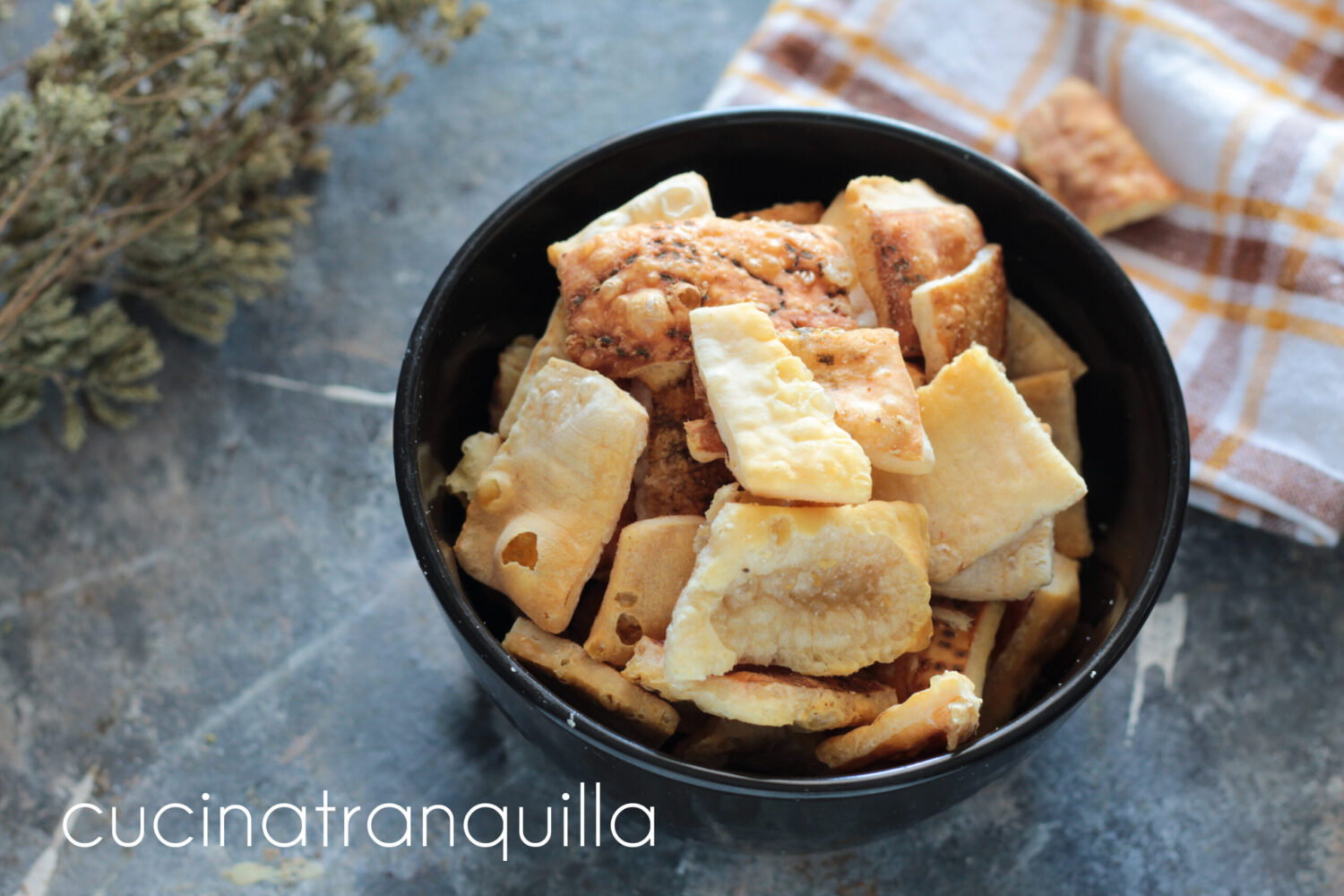 Knapperige chips met Parmigiano korsten in de airfryer