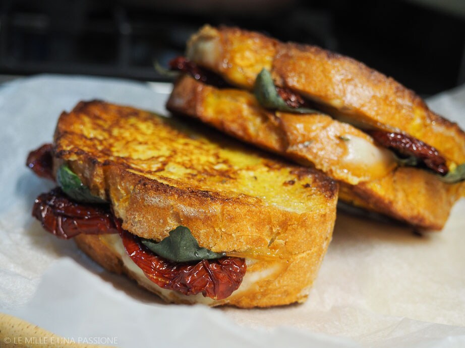 Wentelteefjes met gerookte scamorza en gedroogde tomaten