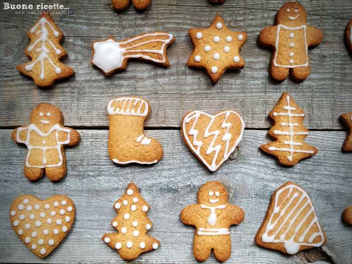 Versierde kerstkoekjes om cadeau te geven