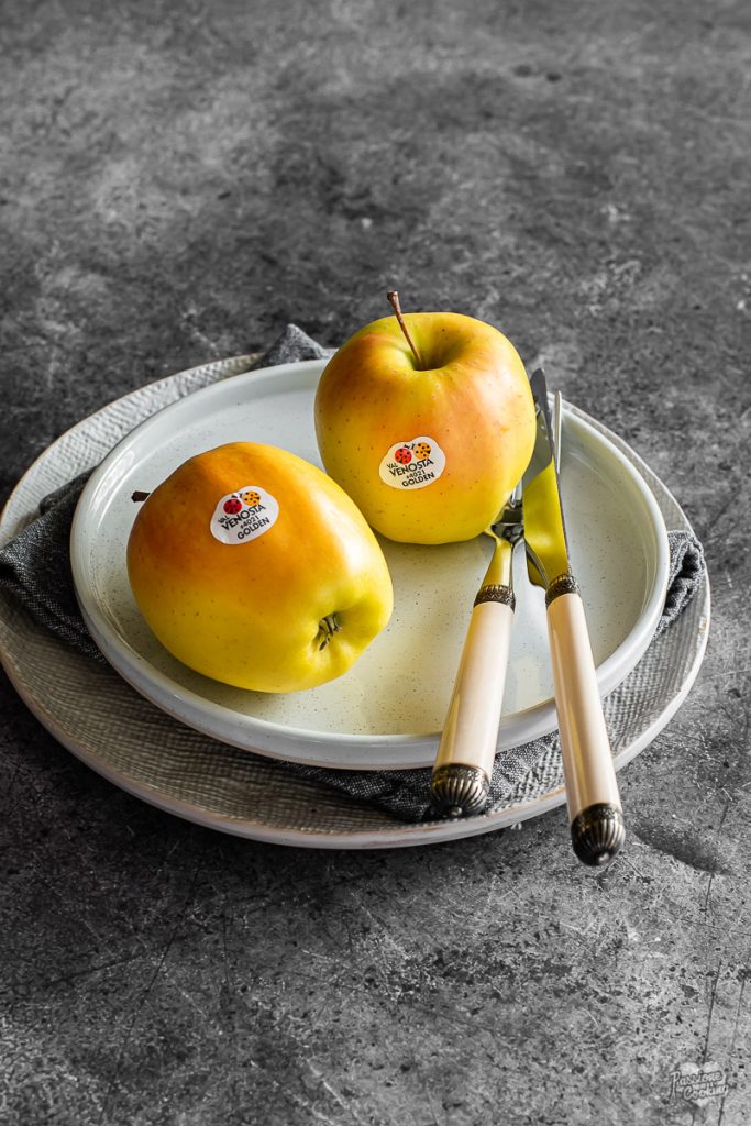 Kip met Golden Delicious appels