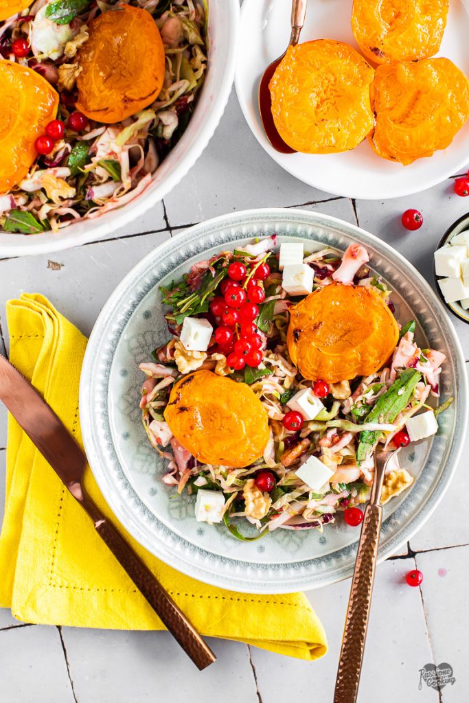 Koolsla en radicchiosalade met gegrilde abrikozen