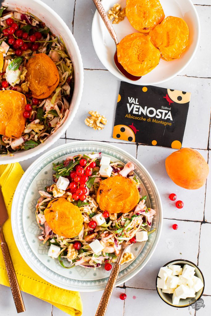 Koolsla en radicchiosalade met gegrilde abrikozen