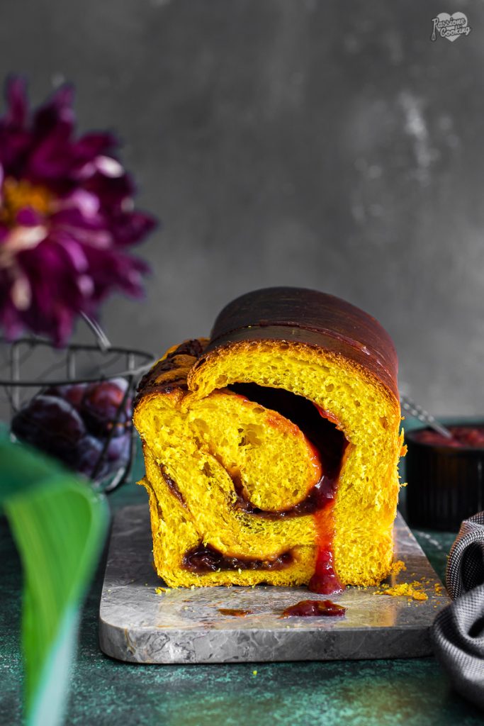 Kurkuma brioche brood met pruimenjam