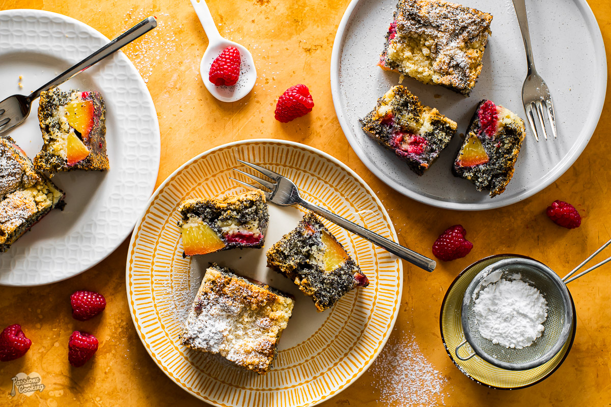 Maanzaadcake met perziken