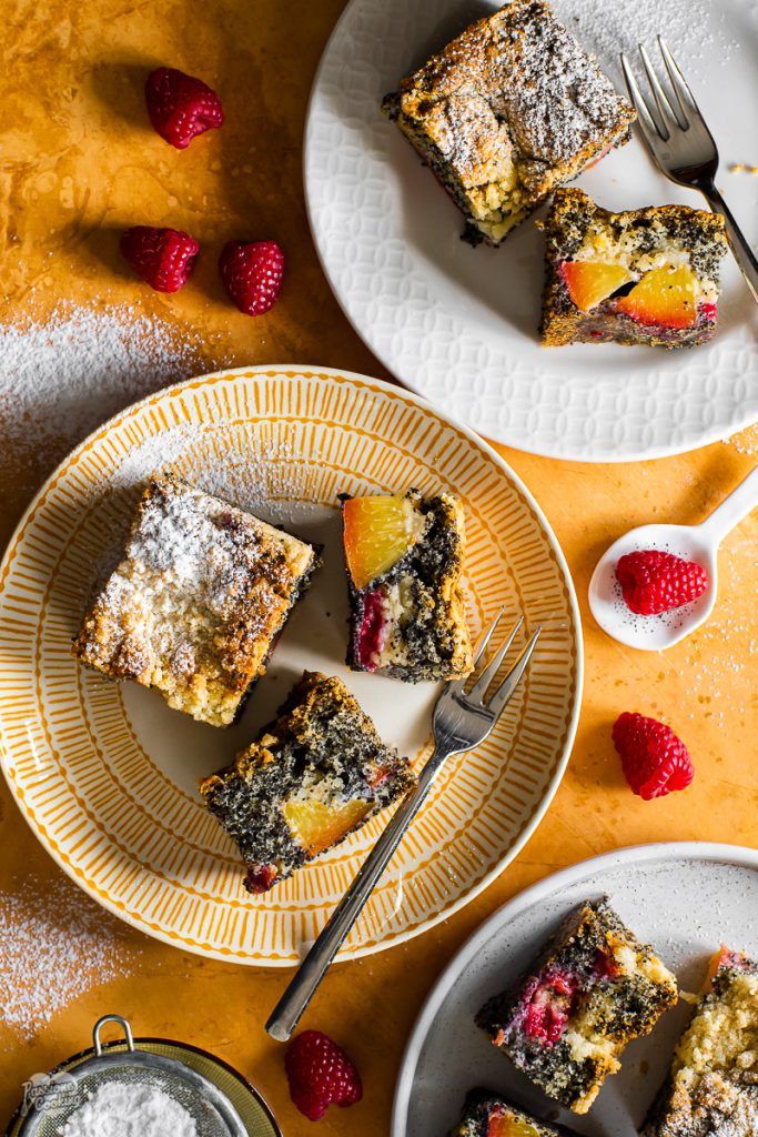 Maanzaadcake met perziken