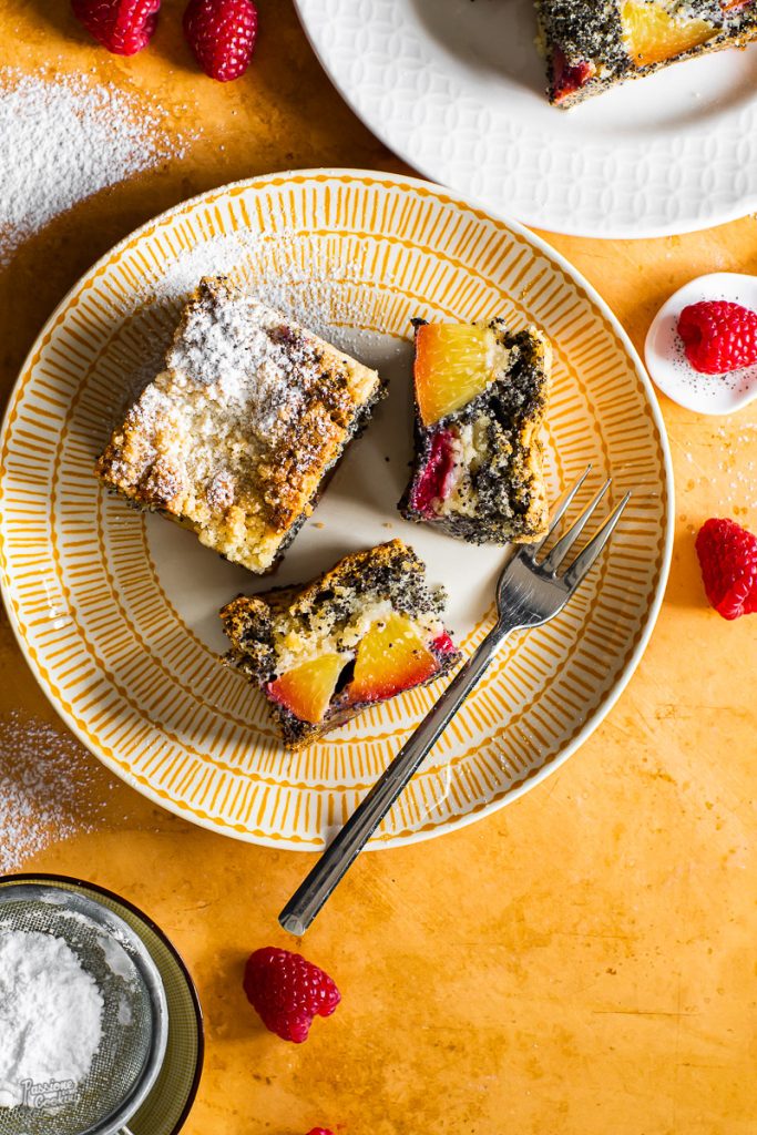 Maanzaadcake met perziken