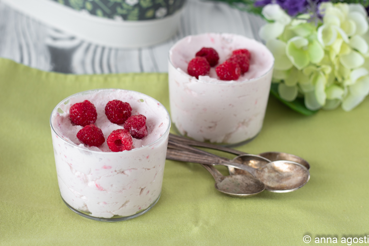 MOUSSE VAN SLAGROOM MET FRAMBOZEN EN RICOTTA