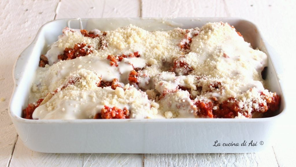 Nidi di tagliatelle pasticciate alla salsiccia