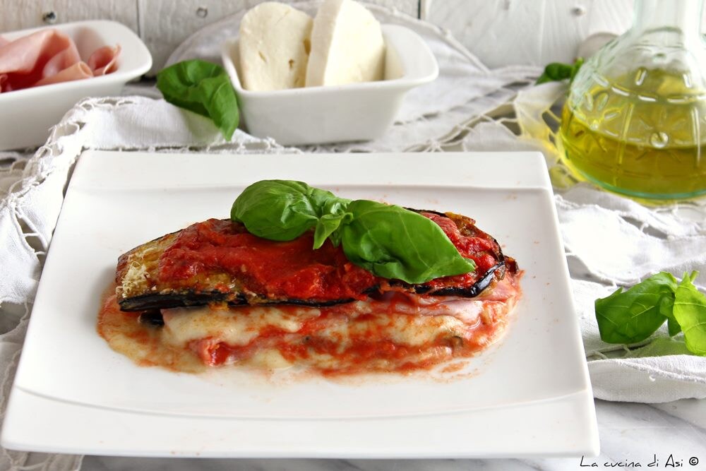 Ovengebakken aubergineschotel man en vrouw