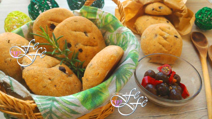 SPELTBROODJES MET OLIJVEN EN ROZEMARIJN