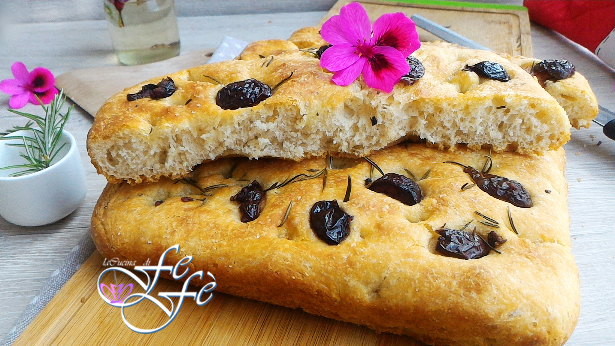 SNELLE FOCACCIA MET OLIJVEN EN ROZEMARIJN