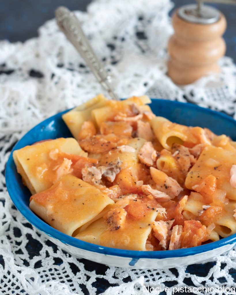 Paccheri met verse zalm in tomatensaus