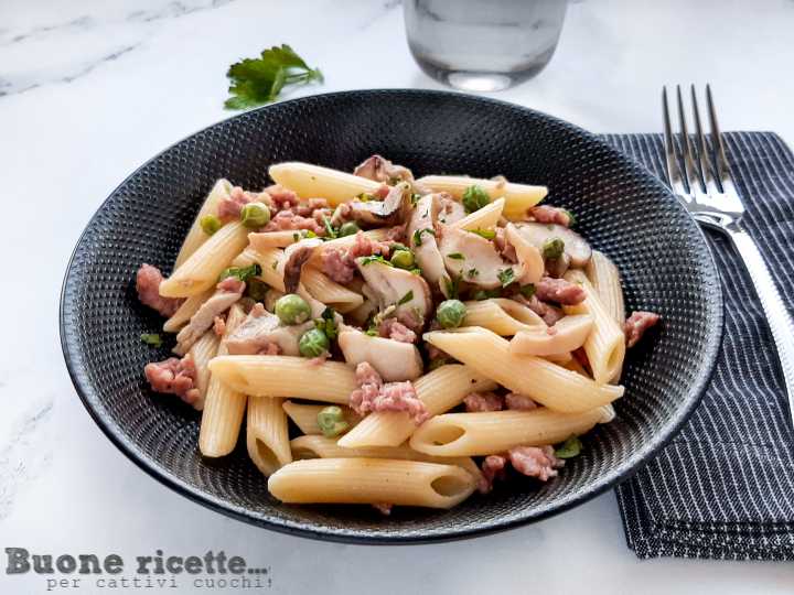 Pasta met champignons en worst