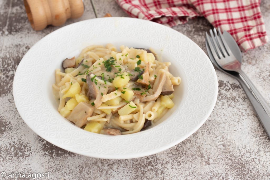 Pasta en aardappelen met champignons en provola