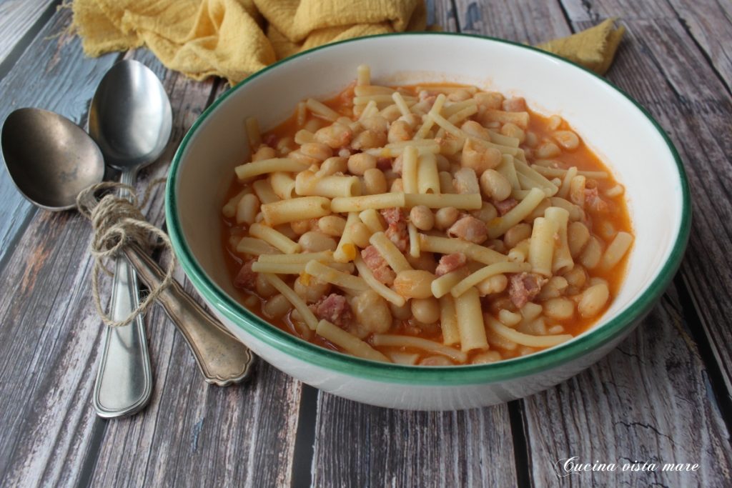 Pasta en bonen met spek Cucina vista mare