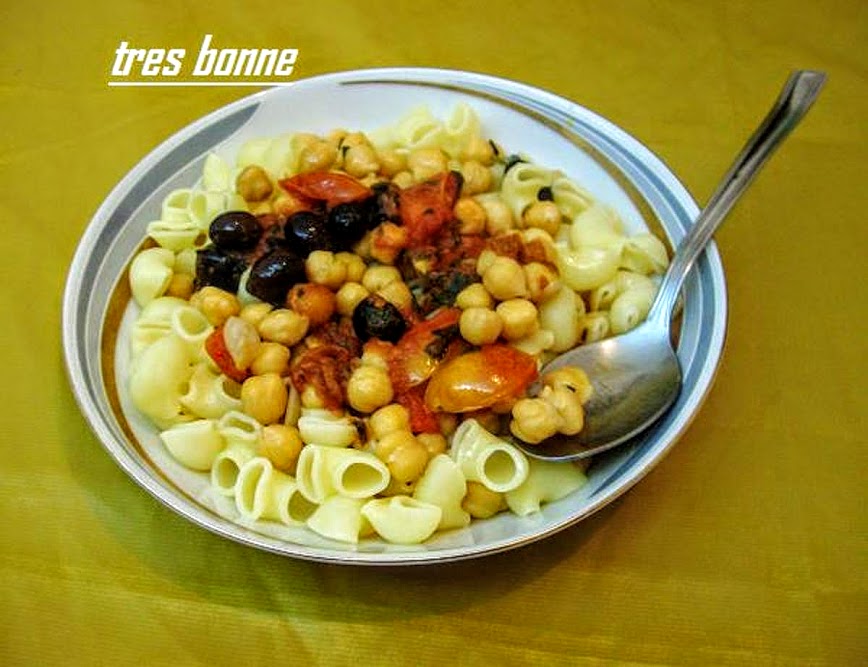 PASTA EN KIKKERERWTEN MET TOMAAT