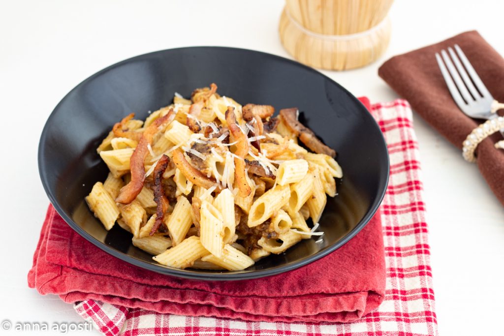 Pasta met auberginecrème en krokante guanciale