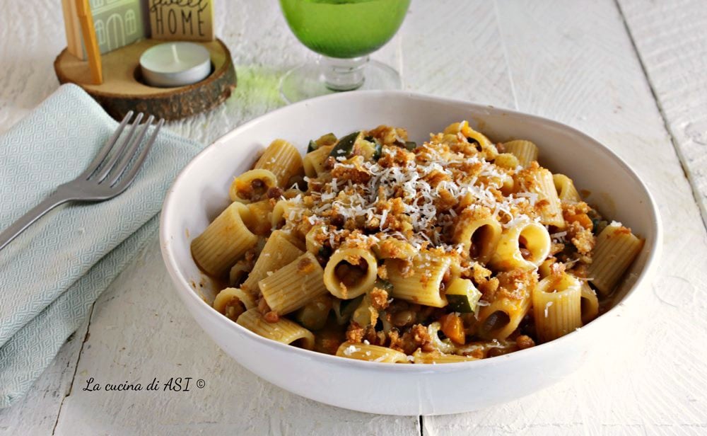 Pasta met groente- en linzenragù