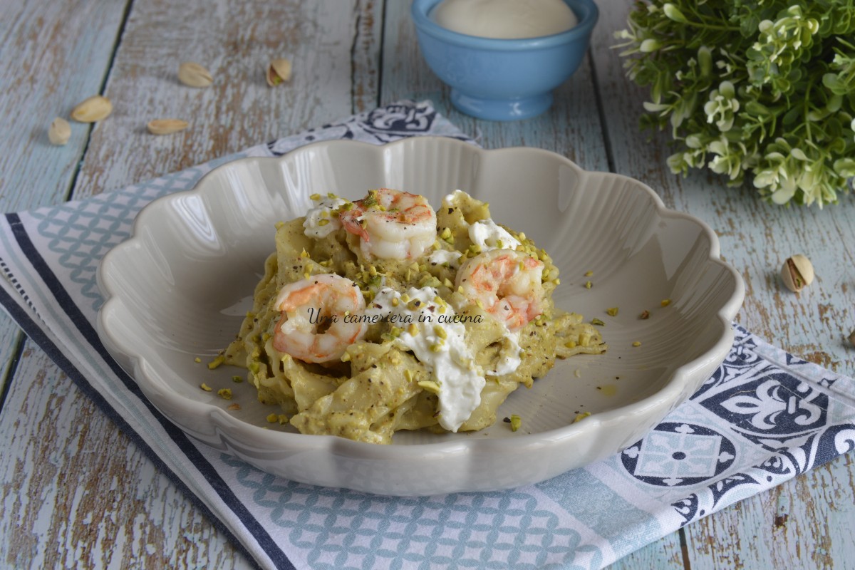 Pasta met pistachepesto, garnalen en burrata