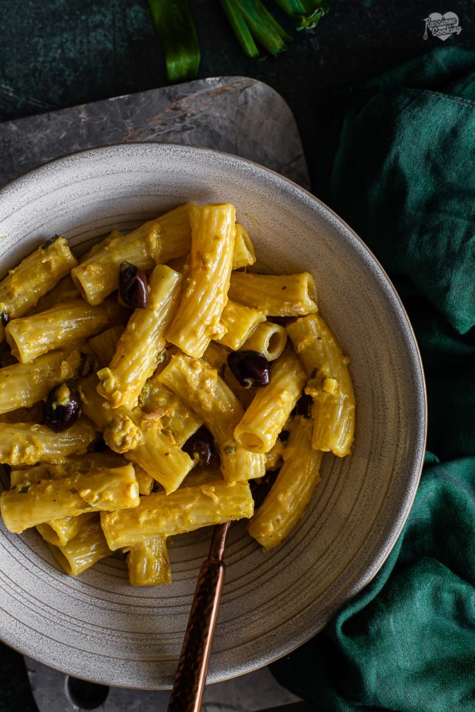 Pasta met saffraan, tonijn en olijven