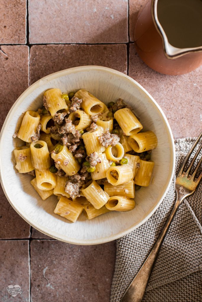 Pasta met worst en erwten