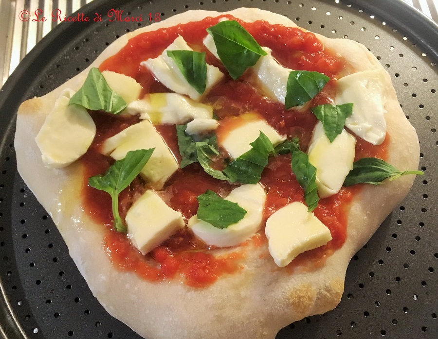 Pizza Margherita op het bord