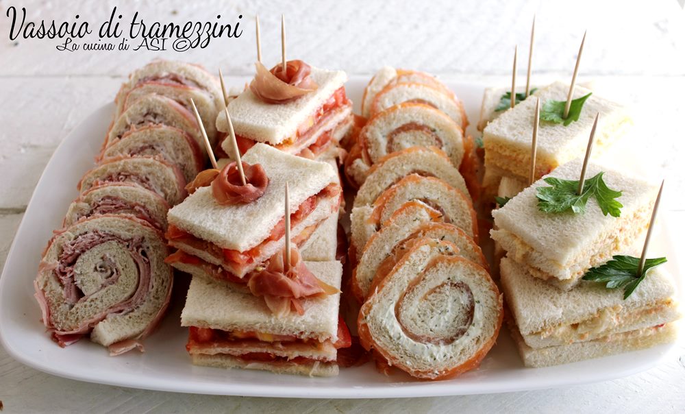 Plateau met gemengde sandwiches