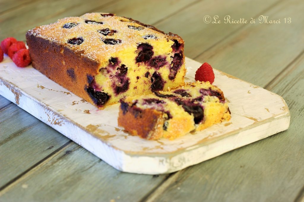 Plumcake met amandelen en bosvruchten