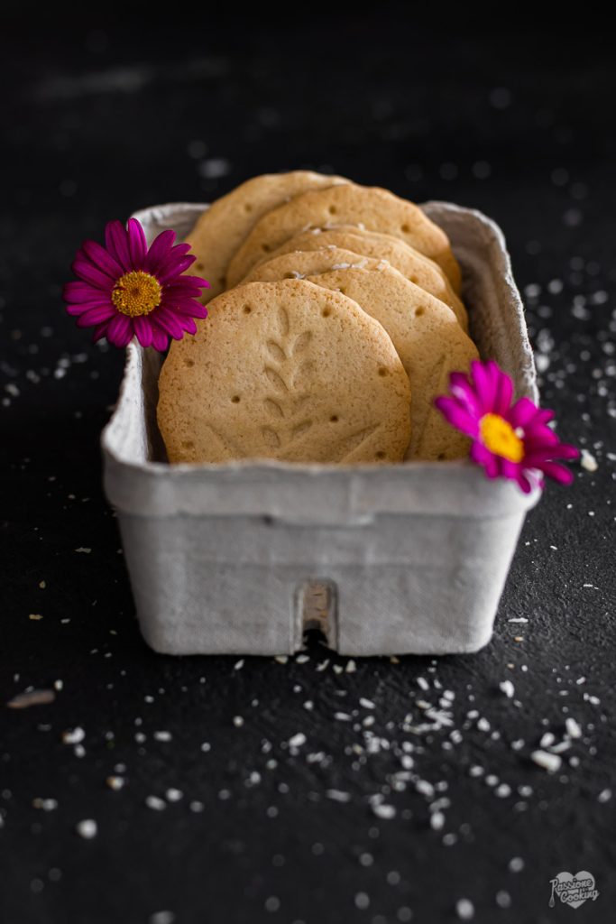 Kokosblokjes met koekjes en chocolade