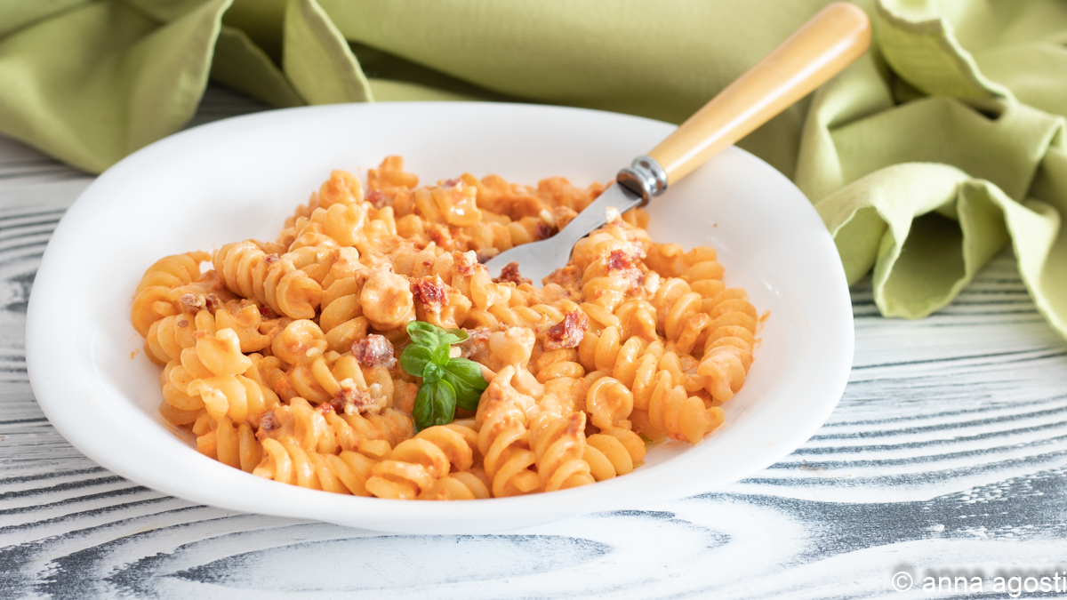 Recept pasta met zongedroogde tomaten en robiola