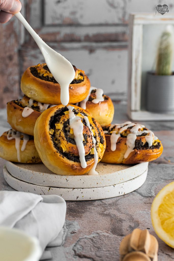 Rolletjes met maanzaad en Golden Delicious-appels