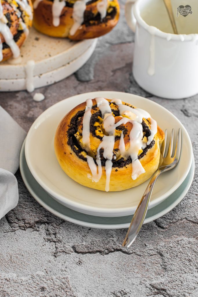 Rolletjes met maanzaad en Golden Delicious-appels