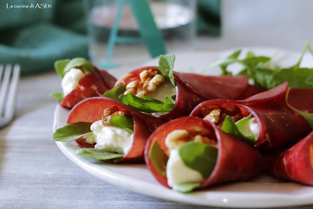 Rolletjes van bresaola stracchino rucola en walnoten