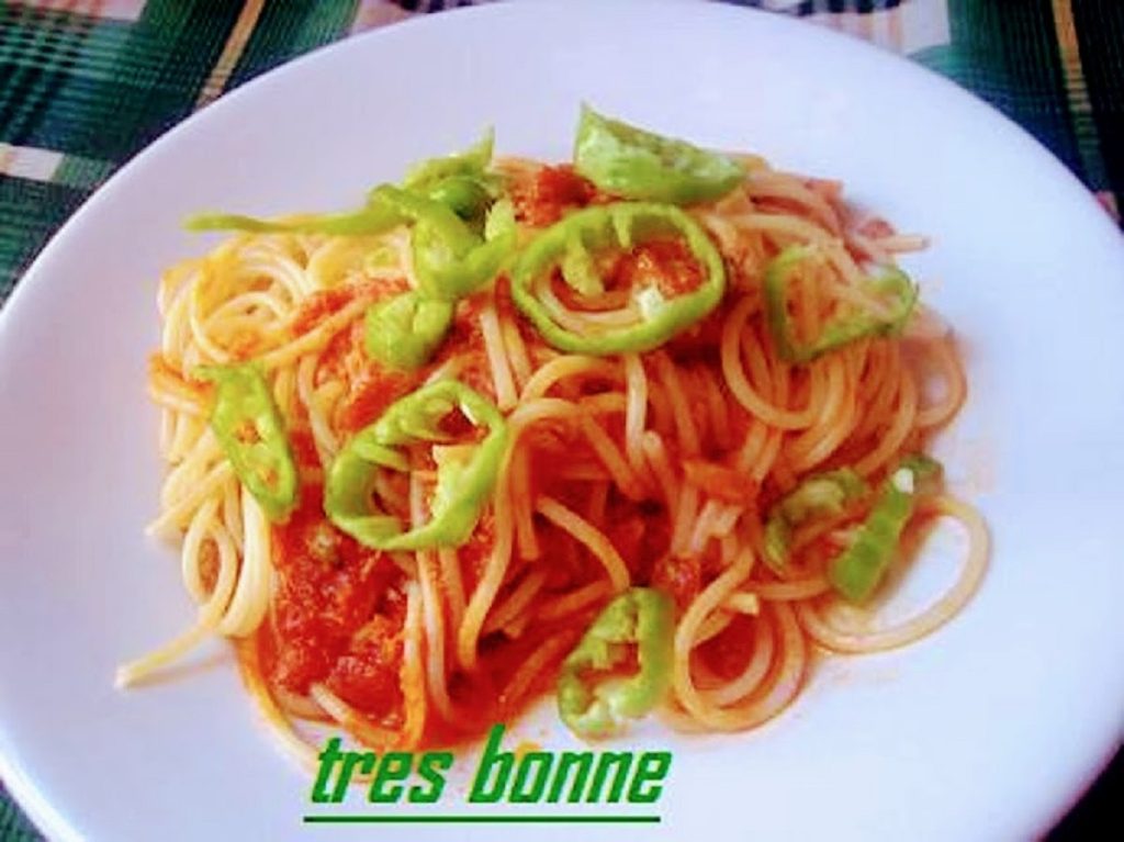 Spaghetti met tonijnsaus en 'friggitelli' paprika's