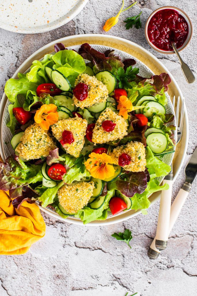 Gefrituurde camembert op salade