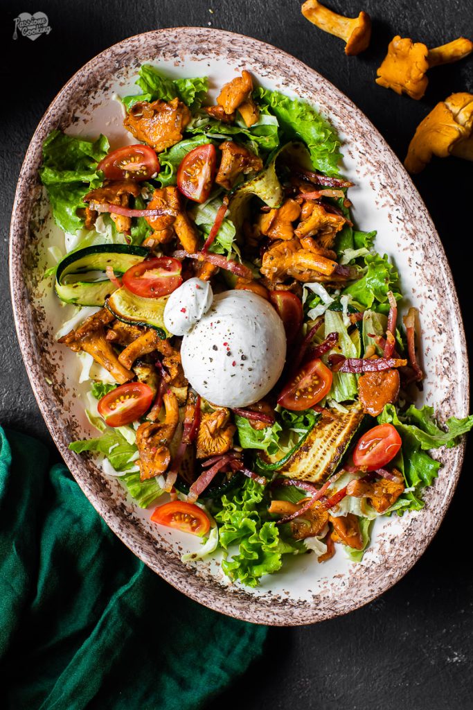 Salade met cantharellen, speck en burrata